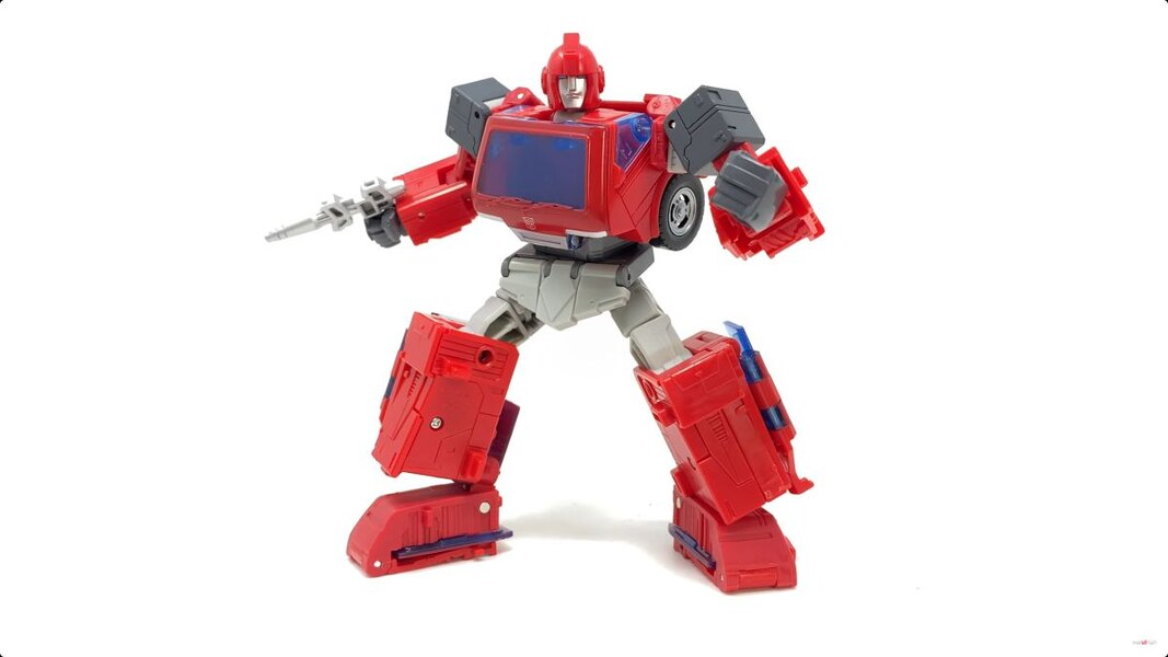 Studio Series 86 Ironhide Voyager In Hand Image  (18 of 56)